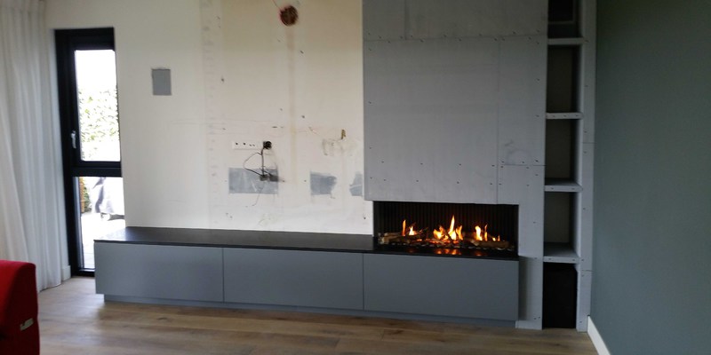 woonkamer modern grijs inbouw licht & sprankelend gas rechthoekig hoek 
