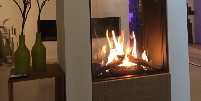 woonkamer modern doorkijk inbouw zwart licht & sprankelend gas verticaal 
