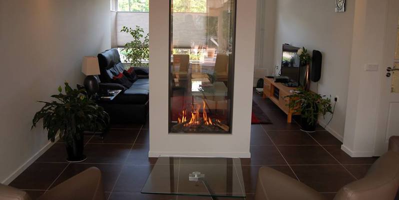 hip & happening woonkamer modern doorkijk inbouw gas verticaal bruin wit 
