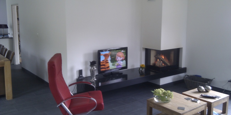 hip & happening woonkamer inbouw hout hoek plateau  inbouw met liftdeur 