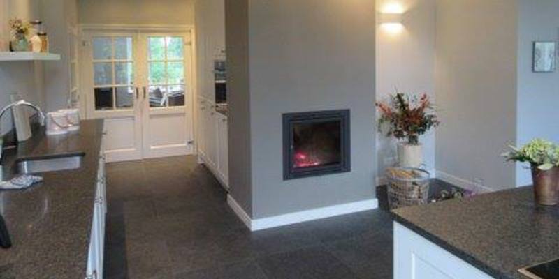 modern stevig & rustiek front schouw keuken verticaal hout zand 