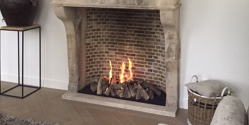 woonkamer modern vierkant inbouw front schouw gas sfeervol & klassiek steenmotief 