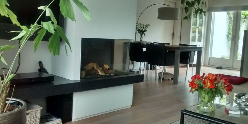 hip & happening woonkamer modern inbouw gas tweezijdig rechthoekig zwart wit 