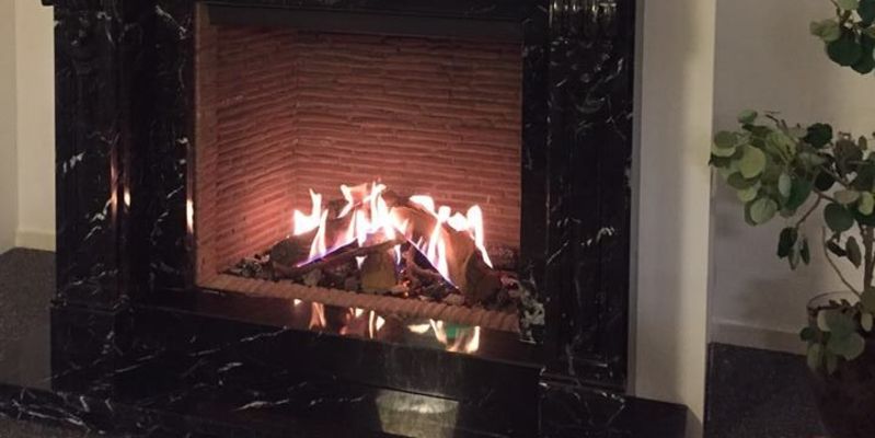 hip & happening woonkamer modern vierkant inbouw front schouw zwart gas 