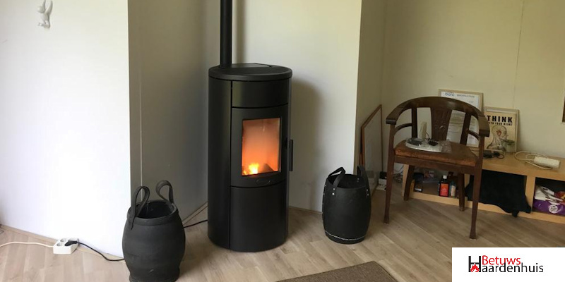 hip & happening woonkamer front zwart vrijstaand rond pellet 
