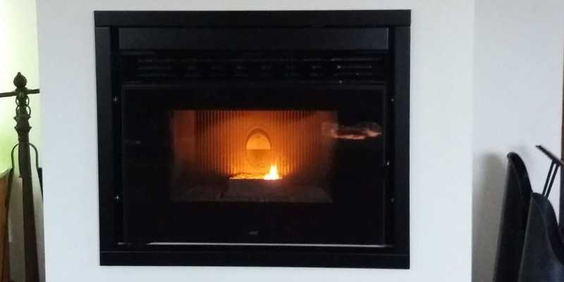 woonkamer modern inbouw front schouw zwart licht & sprankelend pellet 