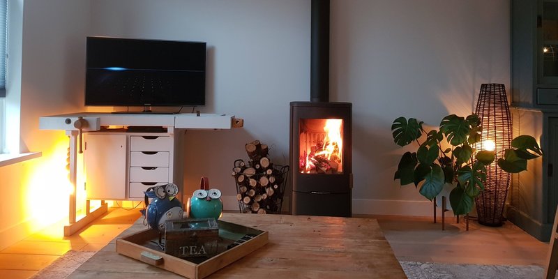 hip & happening woonkamer modern front zwart vrijstaand hout afgerond 
