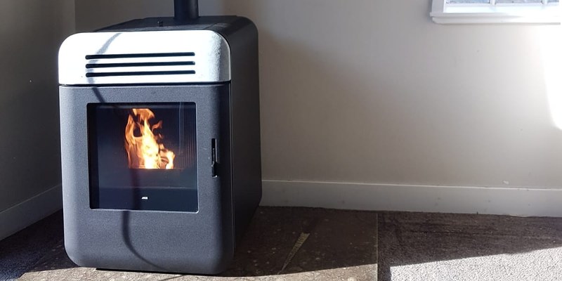woonkamer modern stevig & rustiek zwart vrijstaand pellet afgerond veel vuur 