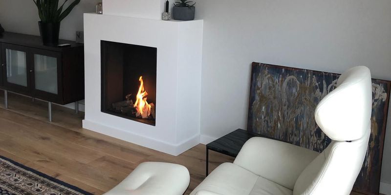 woonkamer modern vierkant inbouw front schouw zwart licht & sprankelend gas 