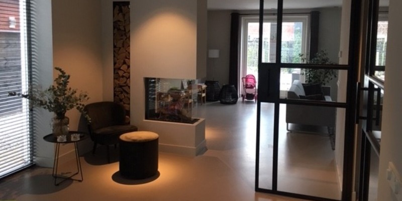 hip & happening woonkamer modern doorkijk grijs vierkant stevig & rustiek inbouw zwart gas 