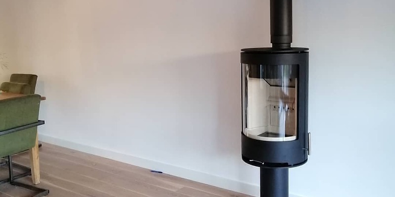 woonkamer zwart vrijstaand rond hout sfeervol 